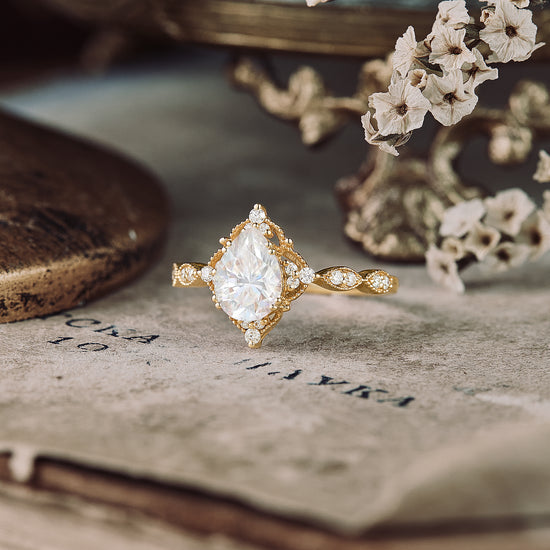 GemsMagic Vintage Pear Moissanite Engagement Ring
