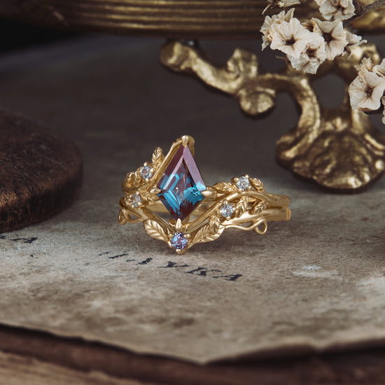 GemsMagic Kite Shaped Alexandrite Leaves Engagement Ring Set 2pcs