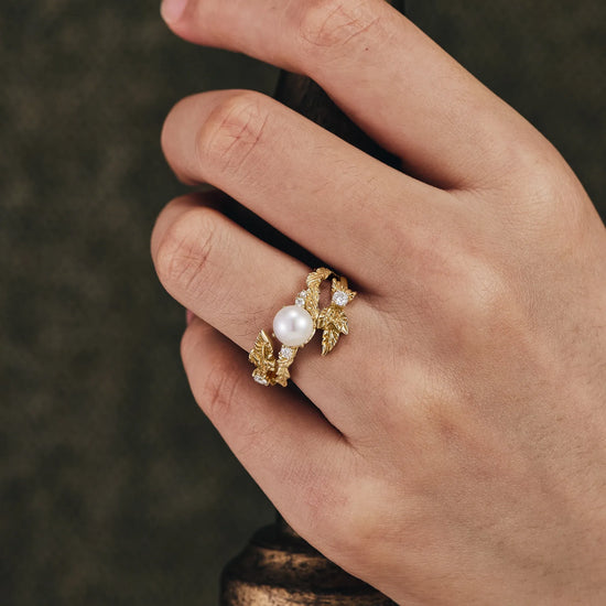 Leaf-Inspired Circular Pearl Engagement Ring Set