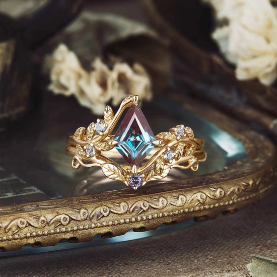Kite Shaped Alexandrite Leaves Engagement Ring Set