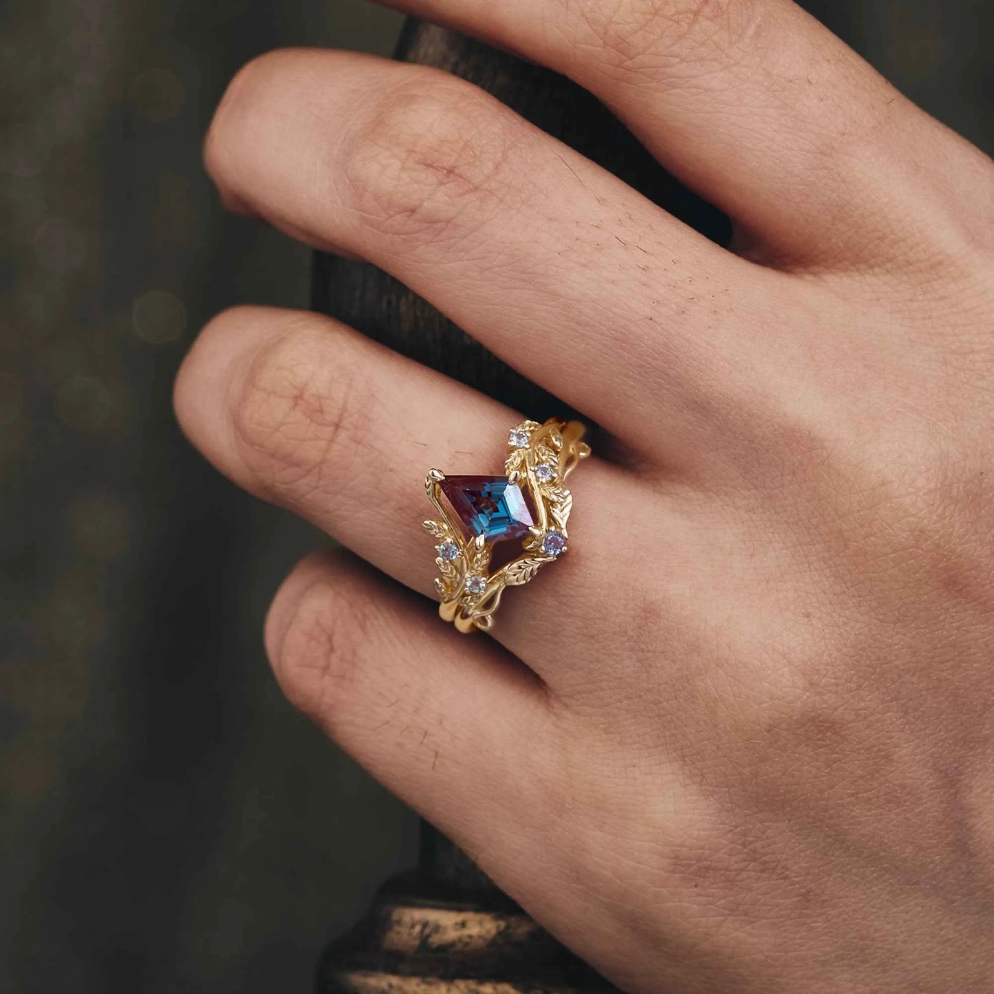 Kite Shaped Alexandrite Leaves Engagement Ring Set