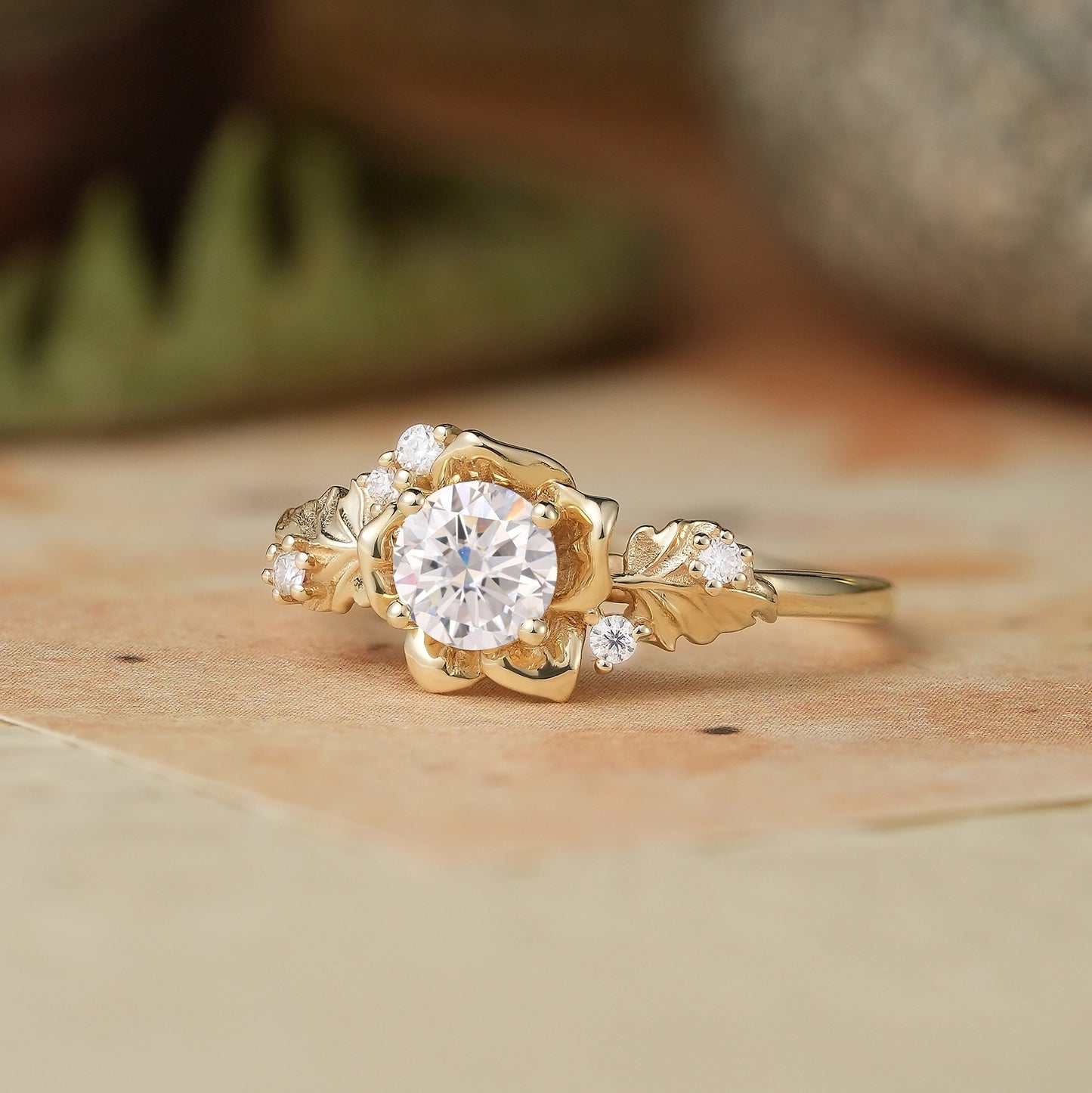 Round-shaped Moissanite Engagement Ring