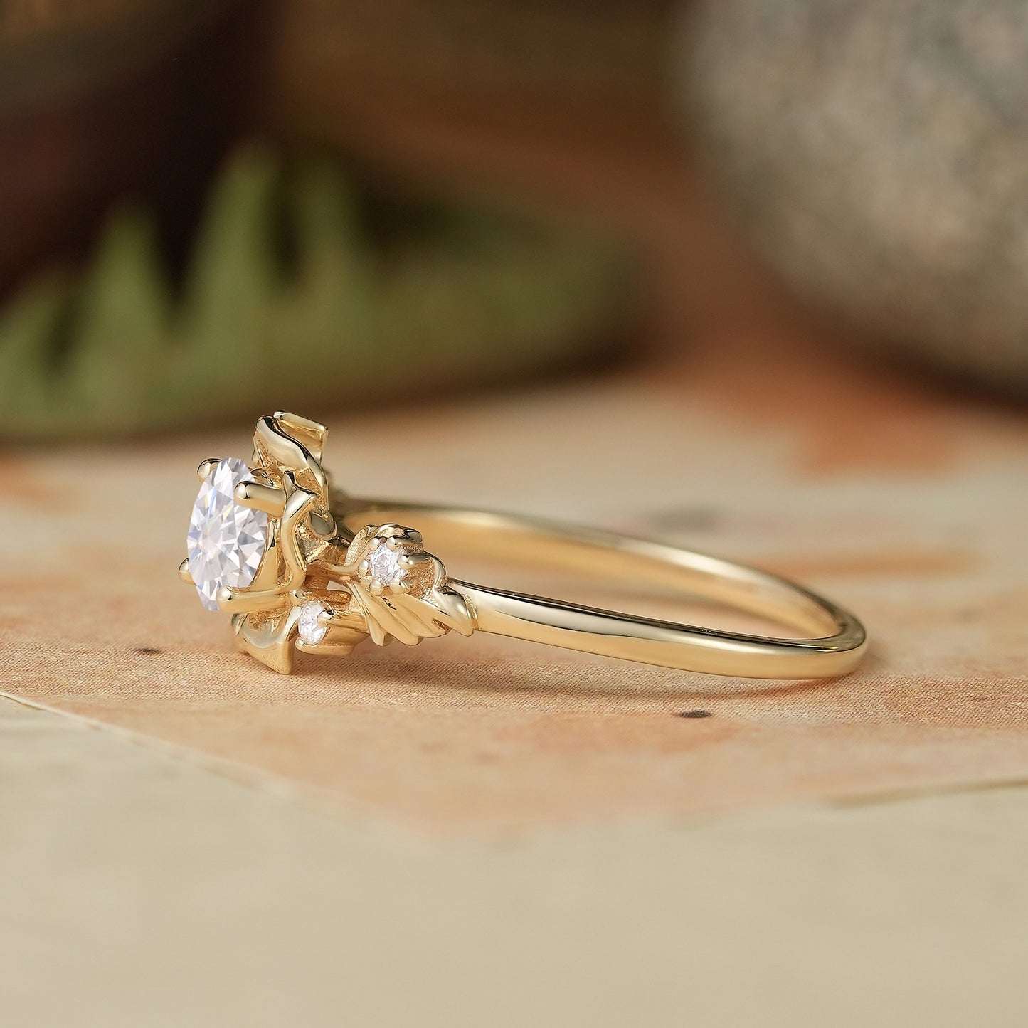 Round-shaped Moissanite Engagement Ring