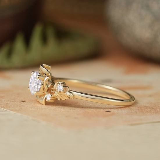 Round-shaped Moissanite Engagement Ring