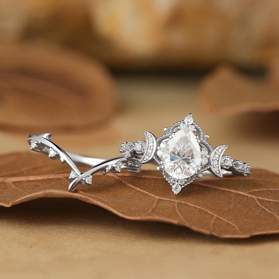 Pear cut moissanite engagement ring set with moon design 