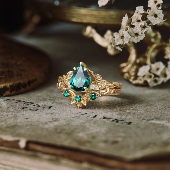 African Violet Inspired Emerald Engagement Ring Set 2pcs - Amara - GemsMagic - GemsMagic