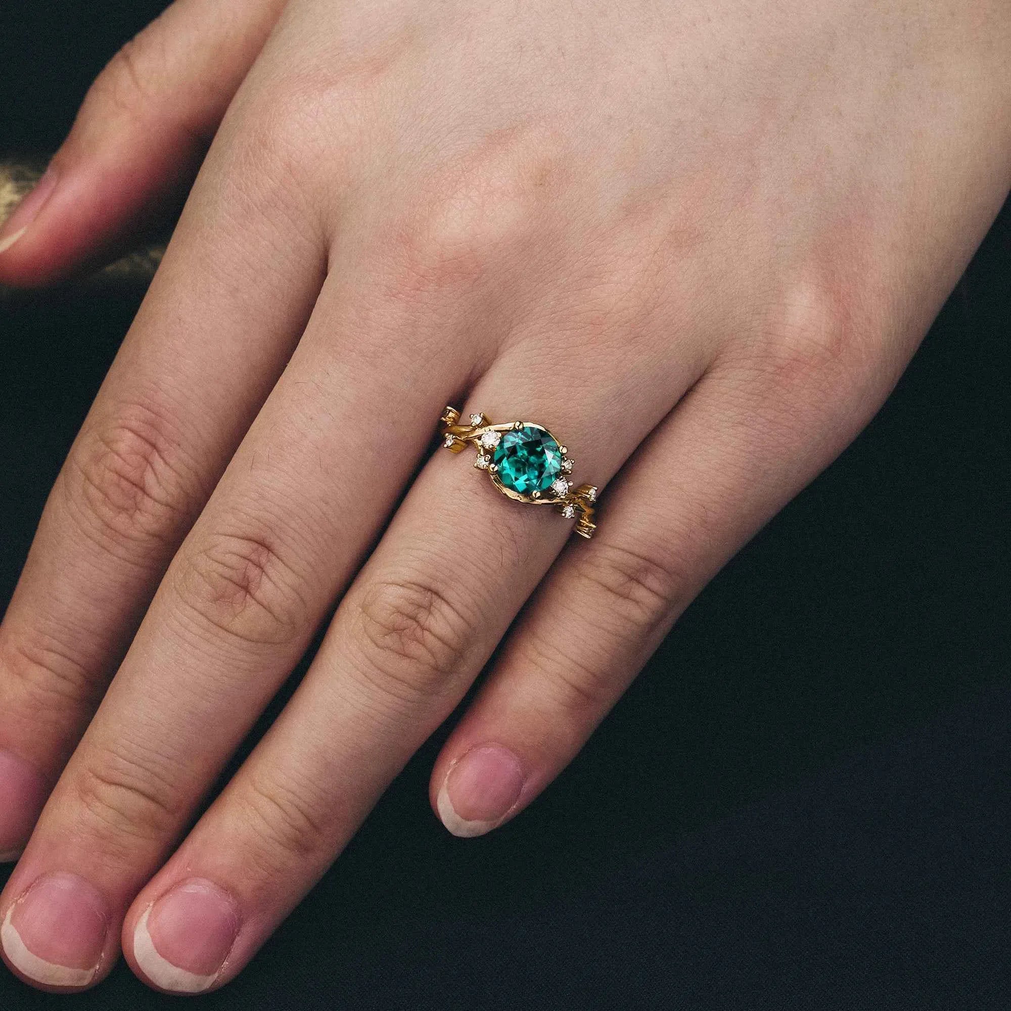 Branches Entwined Charming Emerald Ring - GemsMagic - GemsMagic