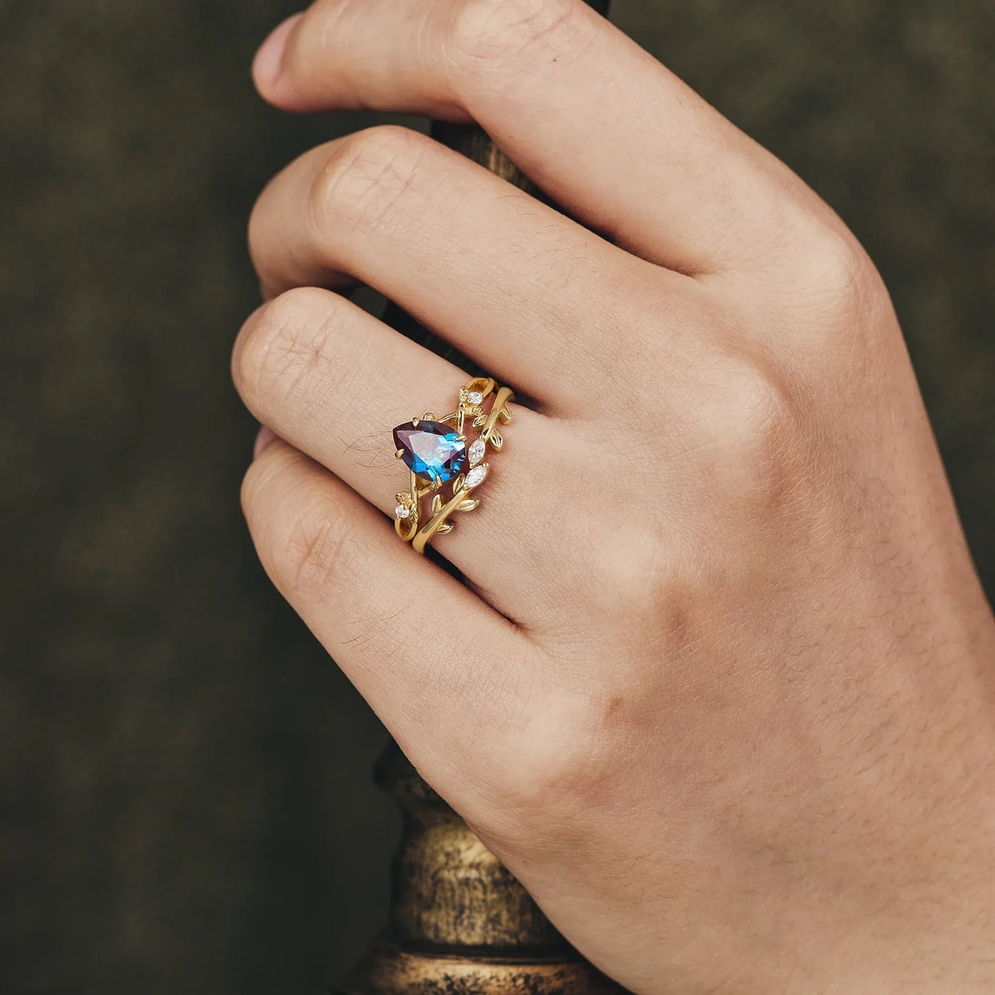 Crossed Leaves Alexandrite Engagement Ring Set - Isabella - GemsMagic