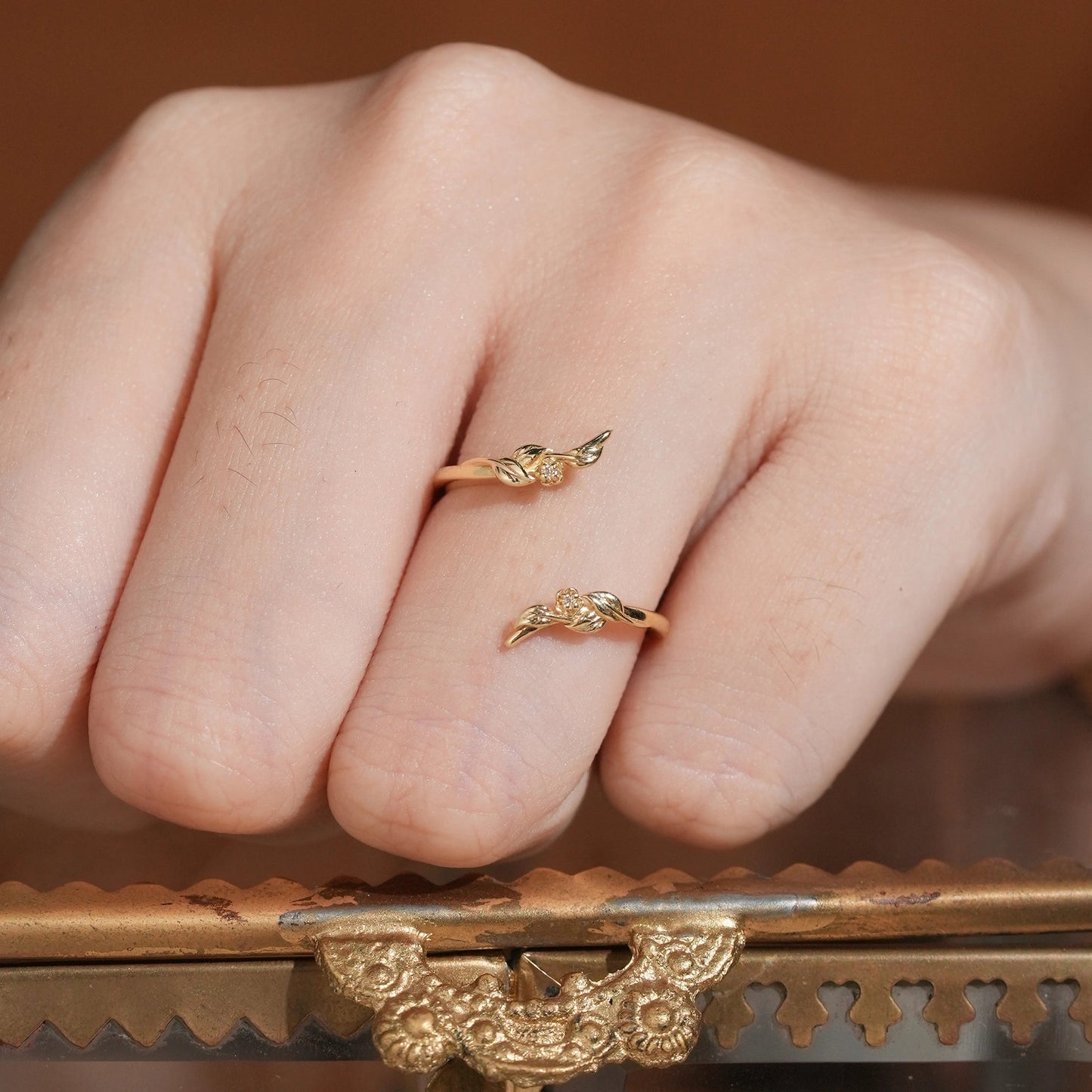 Daisy Inspired Moissanite Enhancer Wedding Band - Zephyrine - GemsMagic