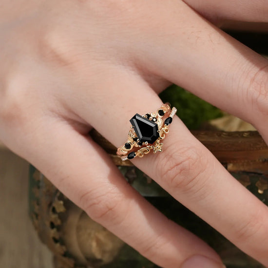 Nature's Embrace: Coffin Cut Black Onyx Leaf Ring Set - Lila - GemsMagic