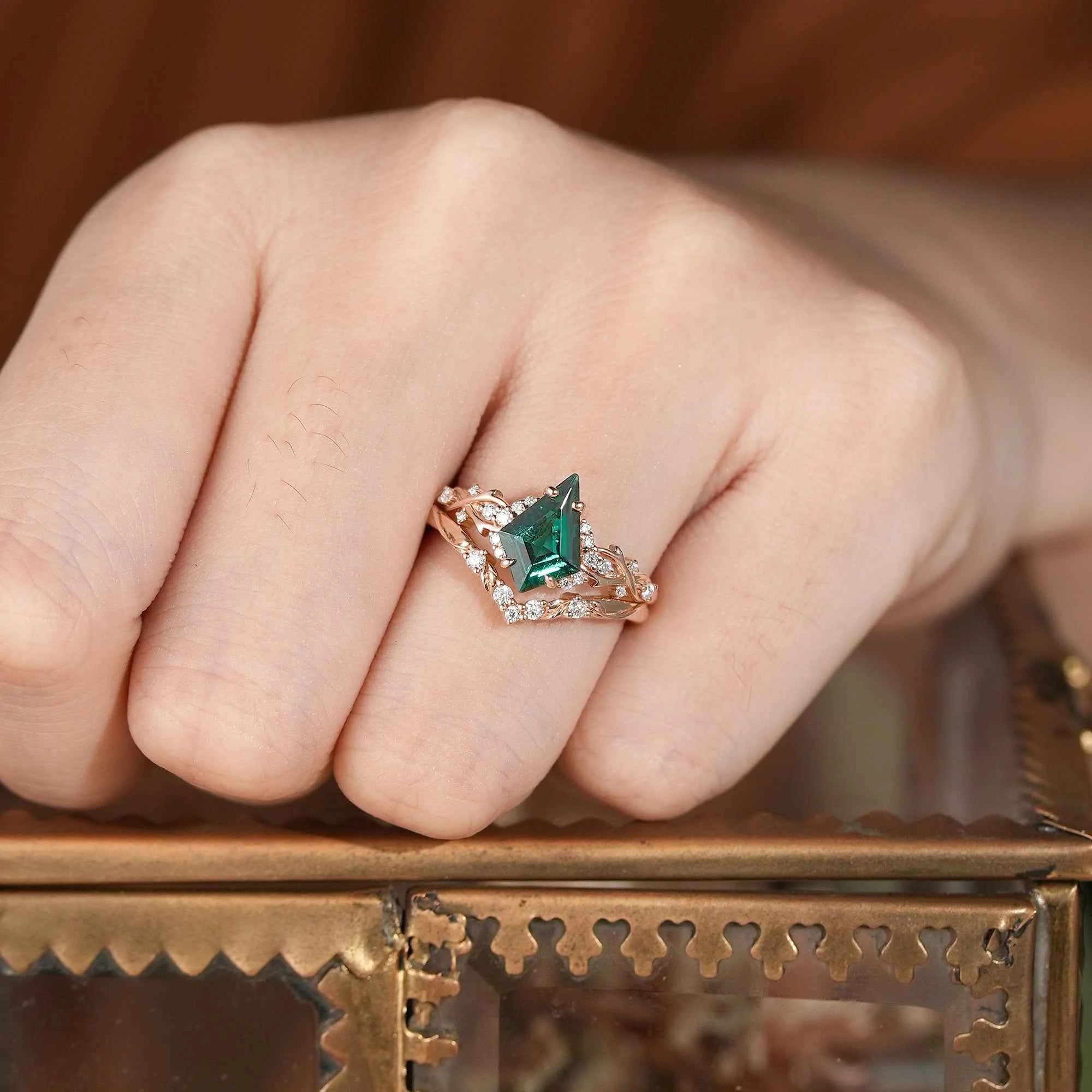 Twig Emerald & Moissanite Bridal Set - Leonie - GemsMagic