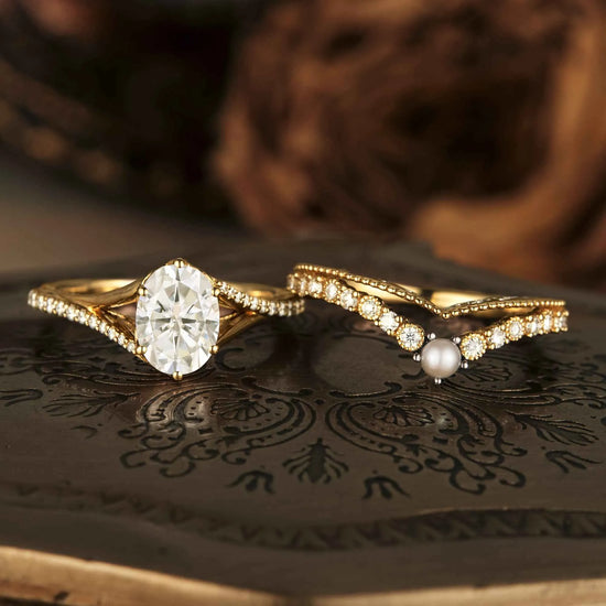 Exquisite Oval Moissanite Peekaboo Ring Set