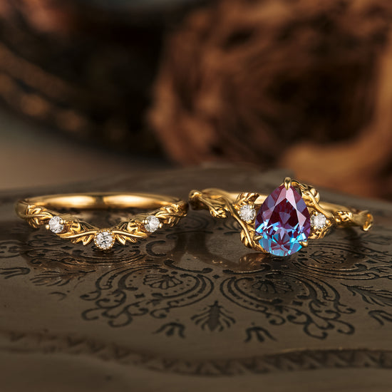 Load image into Gallery viewer, Virginia Creeper ring set with pear-cut lab alexandrite and leaft accents in gold.
