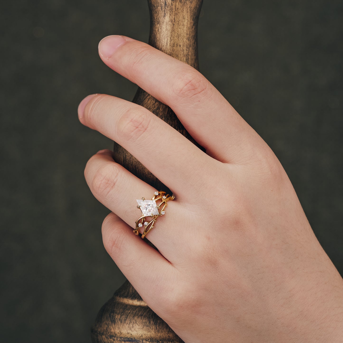 GemsMagic Unique Kite Moissanite Twisted Engagement Ring Set 2pcs